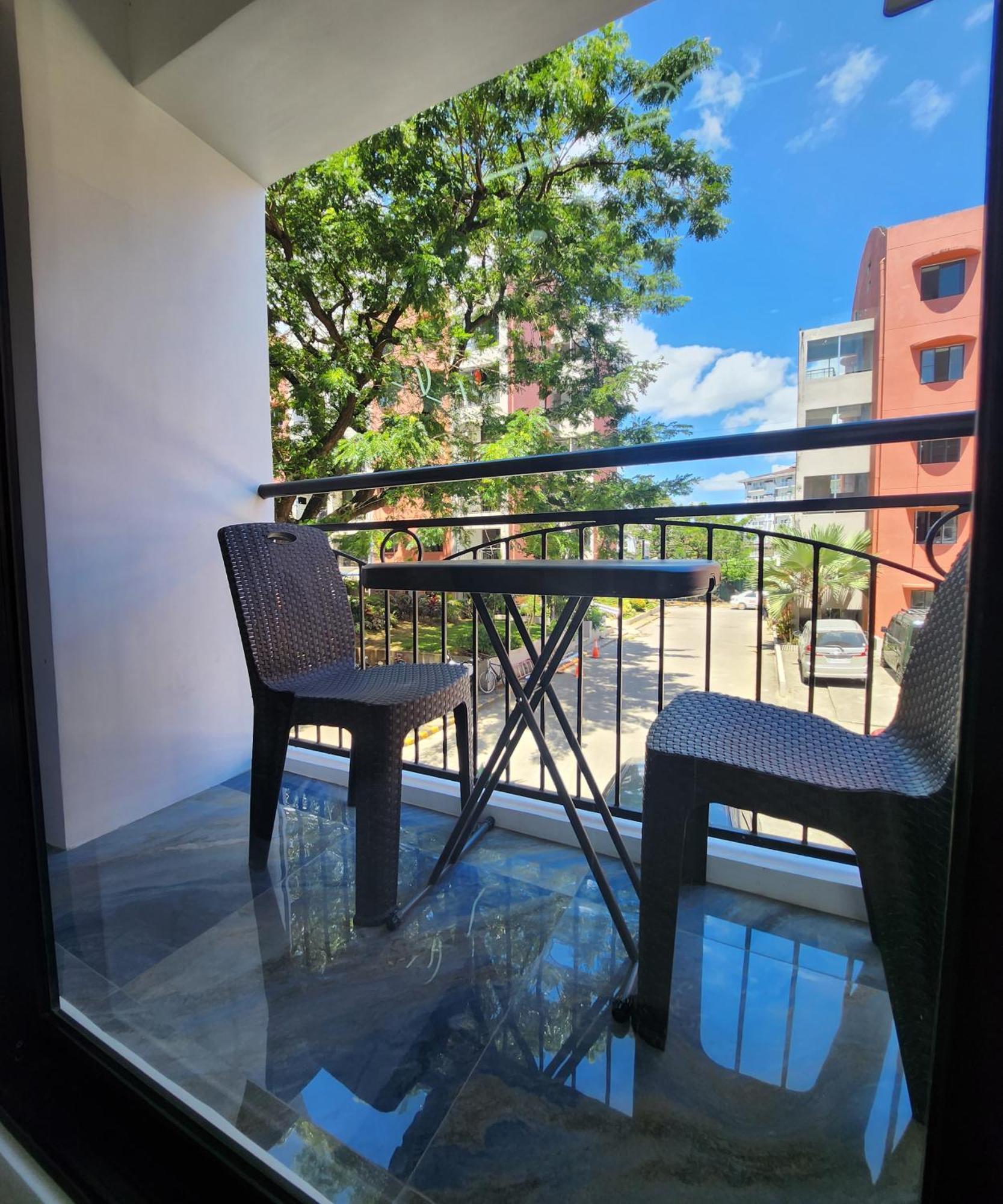 Condo Azur Suites B207 Near Airport, Netflix, Stylish, Cozy With Swimming Pool Мактан Екстериор снимка