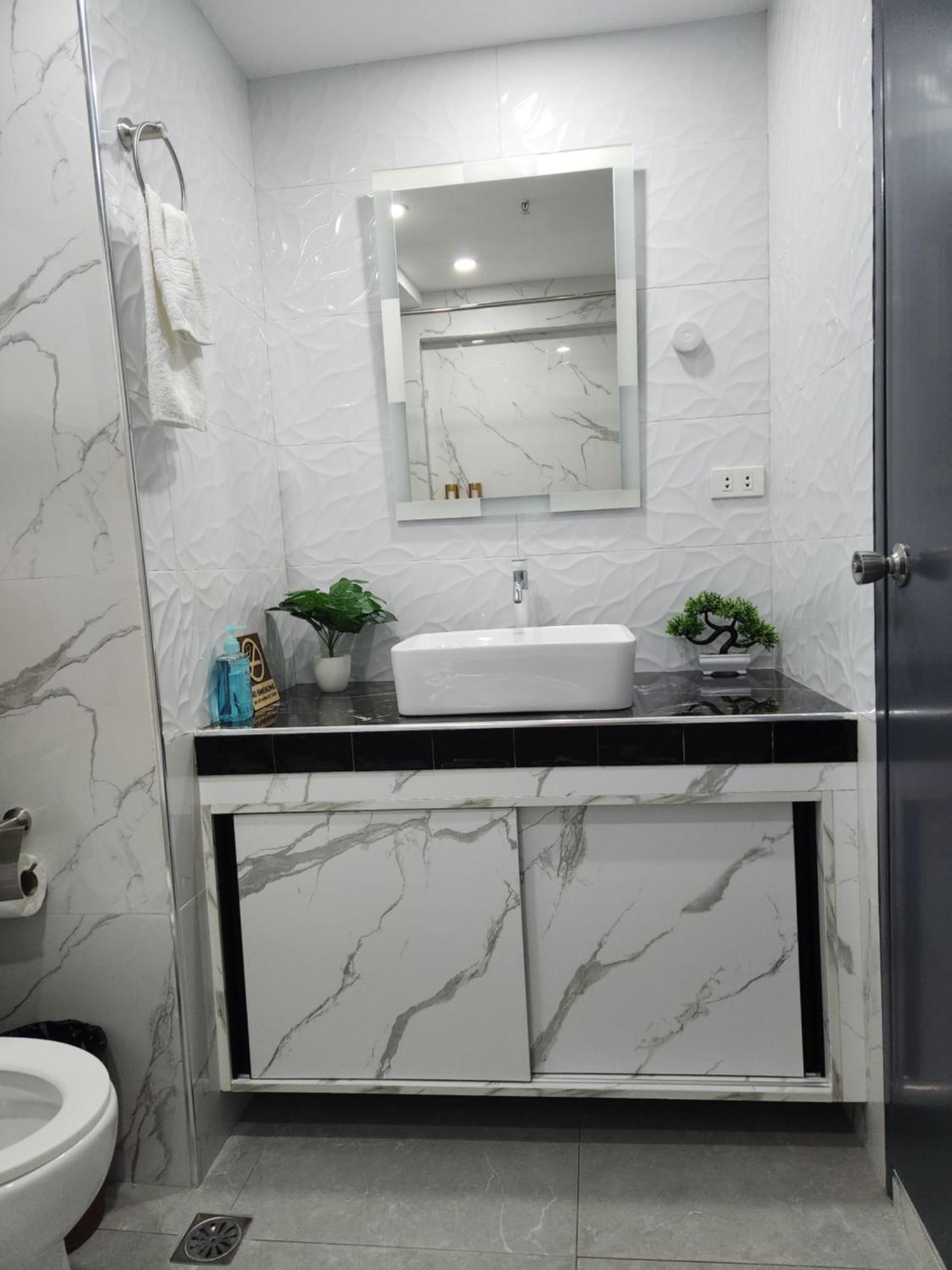 Condo Azur Suites B207 Near Airport, Netflix, Stylish, Cozy With Swimming Pool Мактан Екстериор снимка