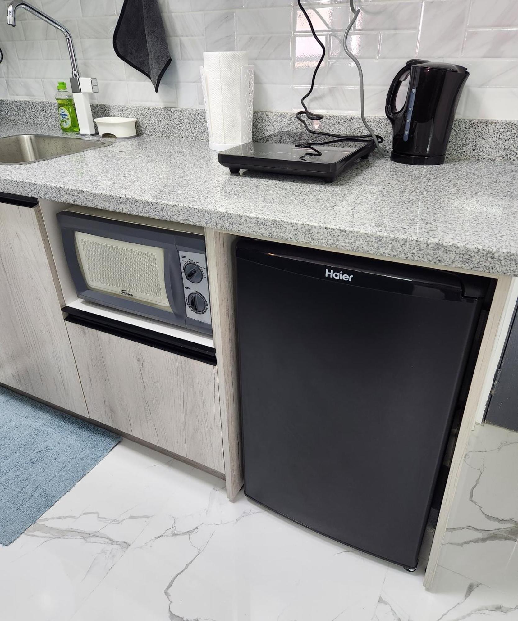 Condo Azur Suites B207 Near Airport, Netflix, Stylish, Cozy With Swimming Pool Мактан Екстериор снимка