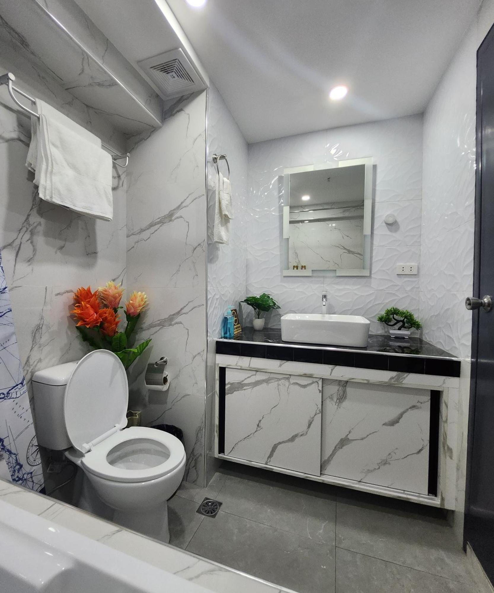 Condo Azur Suites B207 Near Airport, Netflix, Stylish, Cozy With Swimming Pool Мактан Екстериор снимка